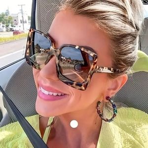 Nwtib. Stylish big framed sunglasses